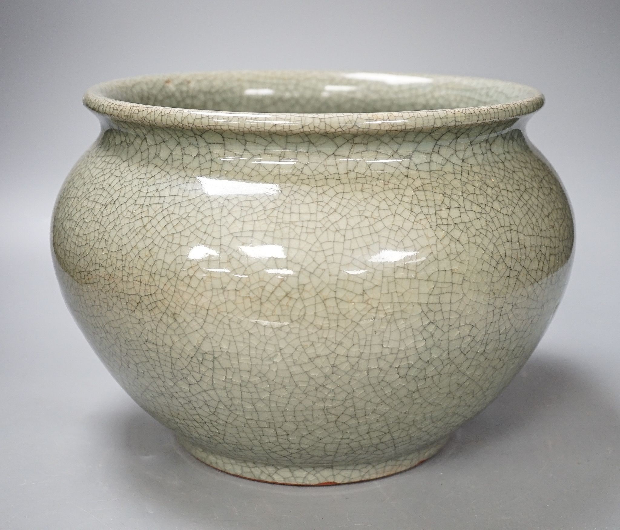 A Chinese crackle glaze celadon jardiniere, 27cm